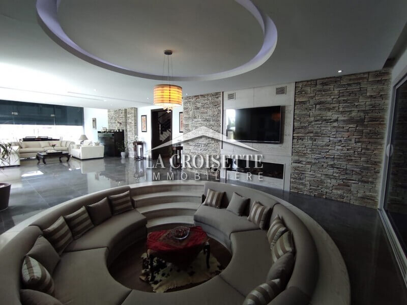 Villa de maître S+4 vide ou meublée à La Soukra